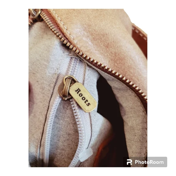 Vintage ROOTS Leather Crossbody Bag - Picture 9 of 11
